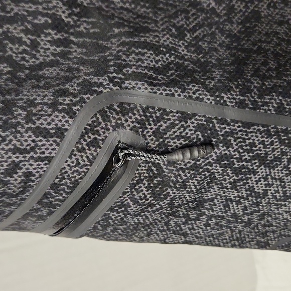 Volcom Mod-Tech Men's sz 30 waist w/drawstring one right pocket Shorts - Picture 3 of 6